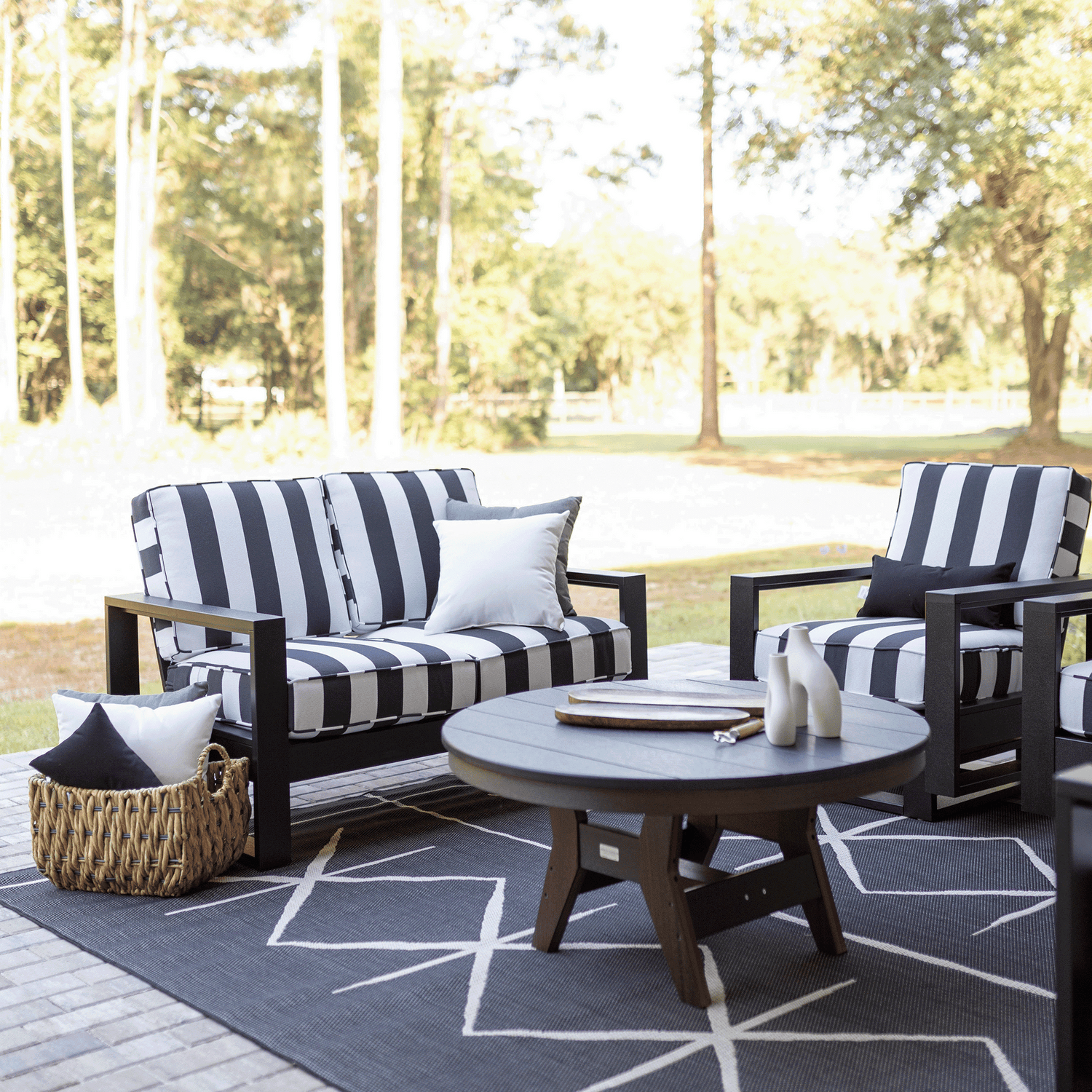 Harbor 38" Round Table