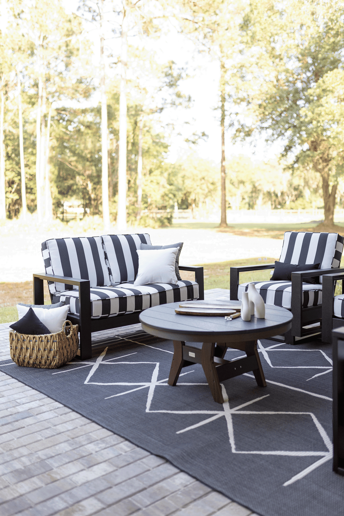 Harbor 38" Round Table